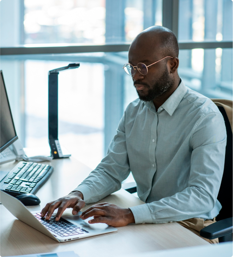 an accountant using elevatehr payrol software
              